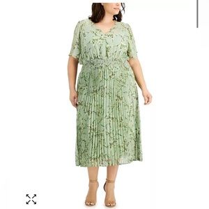 Size XL - Taylor midi dress, featuring a pleated skirt. Worn once